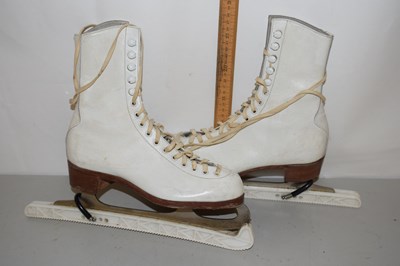 Lot 13 - Pair of vintage ice skates