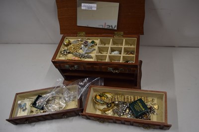 Lot 99 - Table top jewellery chest containing various...