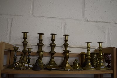 Lot 514 - Mixed lot of brass ware to include...