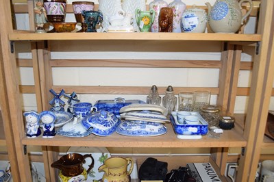 Lot 520 - Mixed Lot: Assorted blue and white glass ware...