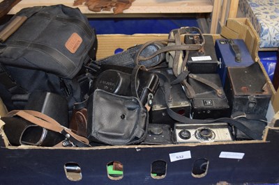 Lot 532 - Quantity of assorted cameras, cases and...