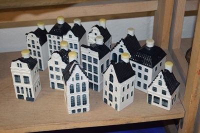 Lot 555 - Quantity of blue Delft Dutch houses