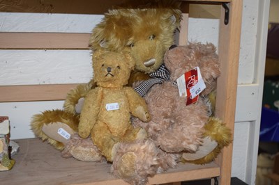 Lot 632 - Three assorted teddy bears