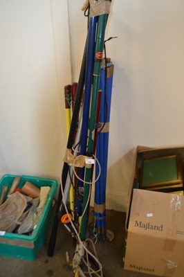 Lot 750 - Quantity of assorted garden tools