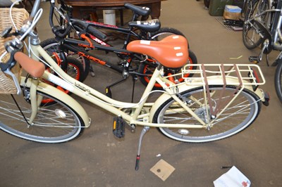 Lot 811 - Lady's cream Viking Belgravia bicycle