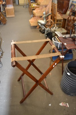 Lot 820 - Folding luggage stand