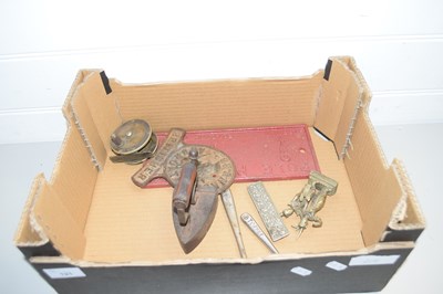 Lot 121 - BOX OF MIXED ITEMS TO INCLUDE A CAST IRON...