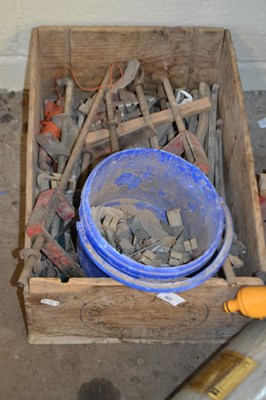 Lot 922 - Wooden crate and assorted tools