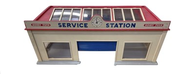 Lot 43 - A vintage Dinky 785 Service Station, with...