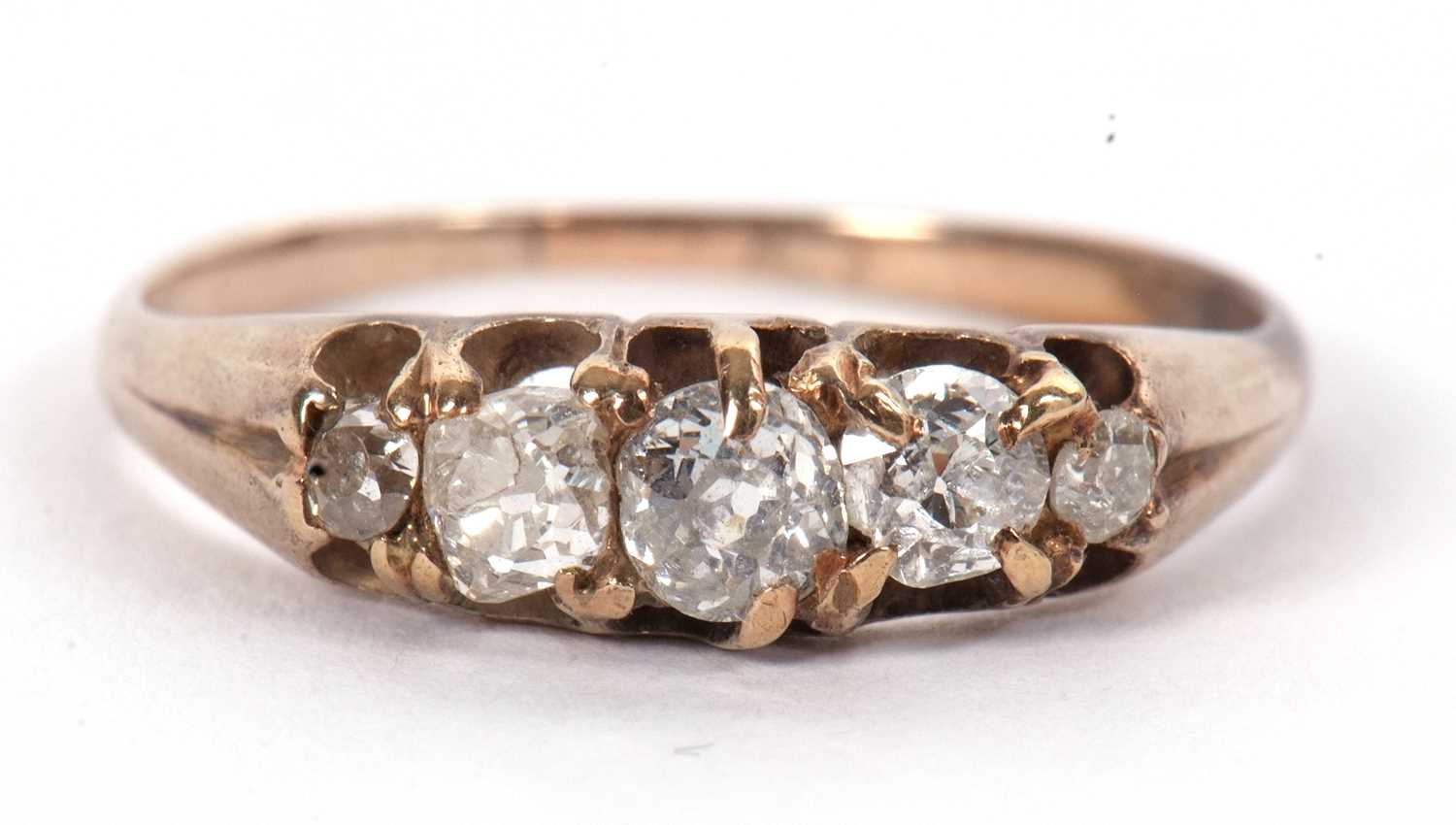 Lot 21 - A five stone diamond ring, the five graudated...