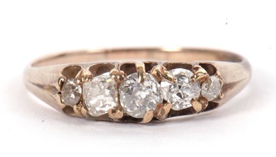 Lot 21 - A five stone diamond ring, the five graudated...
