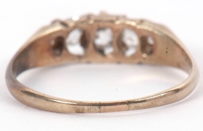 Lot 21 - A five stone diamond ring, the five graudated...