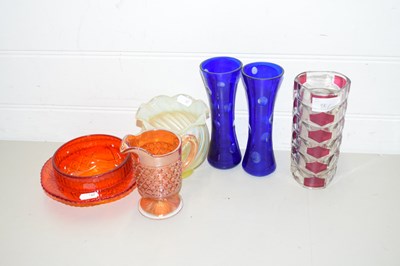 Lot 167 - MIXED LOT GLASS WARES TO INCLUDE SWIRLED...