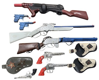 Lot 94 - A collection of various vintage toy guns, to...
