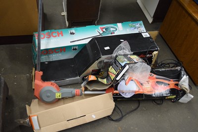 Lot 802 - Quantity of various garden equipment to...