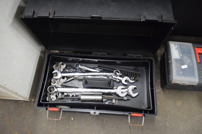 Lot 827 - A storage box and quantity of tools