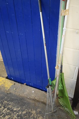 Lot 891 - Quantity of garden tools