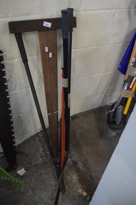 Lot 893 - Quantity of assorted garden tools