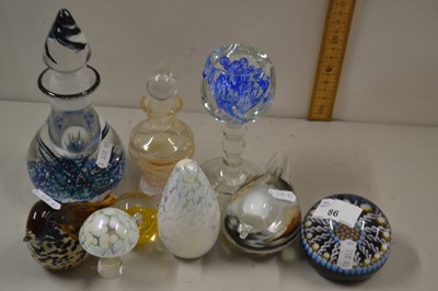 Lot 86 - Quantity of assorted modelled glass...