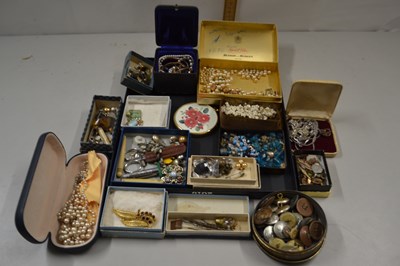 Lot 111 - Quantity of assorted costume jewellery and...