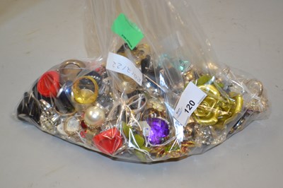 Lot 120 - Quantity of assorted costume jewellery