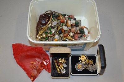 Lot 127 - Quantity of assorted costume jewellery to...