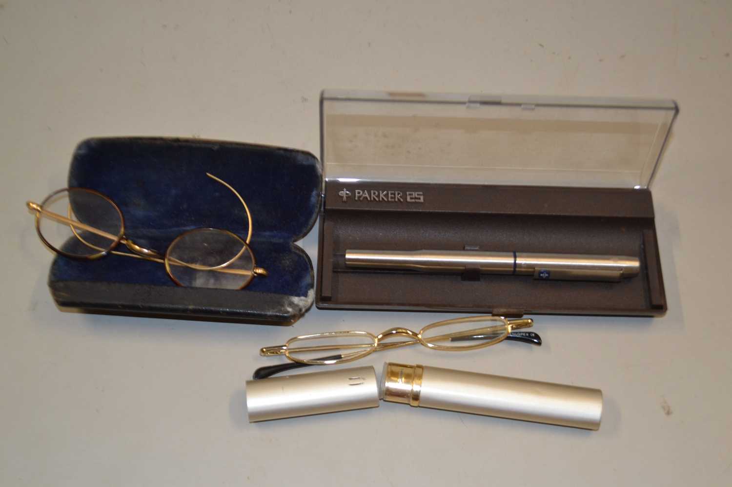 Lot 130 - A Parker pen and two pairs of spectacles