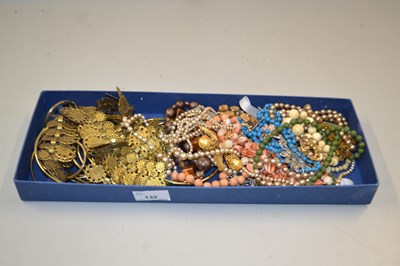 Lot 132 - Quantity of assorted costume jewellery