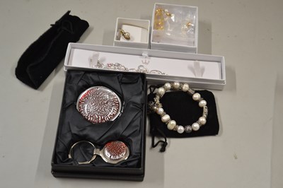 Lot 136 - Quantity of costume jewellery to include...