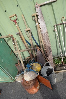 Lot 431 - An assortment of garden and workshop tools,...