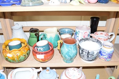 Lot 555 - VARIOUS CERAMICS TO INCLUDE A POOLE POTTERY...
