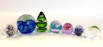 Lot 365 - Box containing six paperweights, Langham glass...