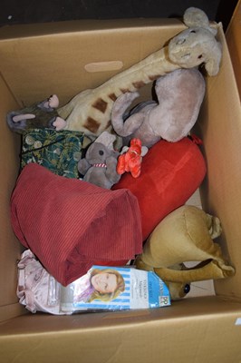 Lot 579 - BOX OF CHILDREN'S SOFT TOYS