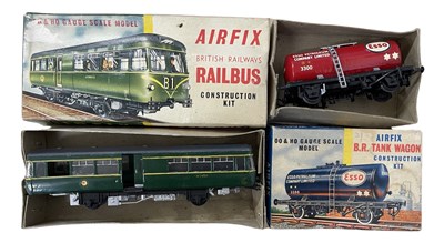 Lot 15 - A pair of boxed Airfix railway models, to...