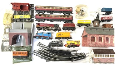 Lot 23 - A collection of various 00 gauge rolling stock,...