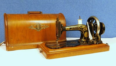 Lot 15 - An early 20th century Singer sewing machine,...