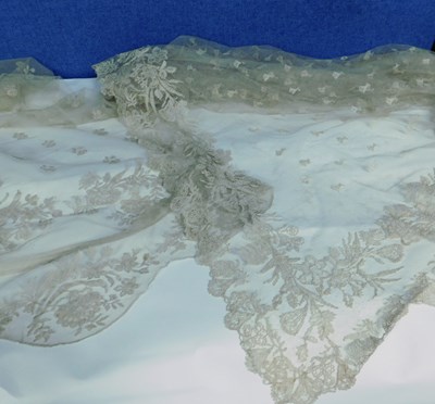 Lot 6 - A quantity of Nottingham lace to include a...