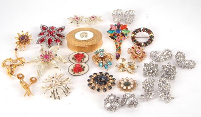 Lot 143 - A quantity of mixed costume jewellery to...