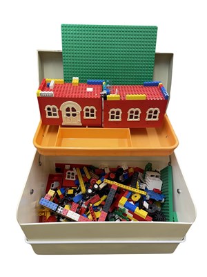 Lot 292 - A large box of vintage Lego