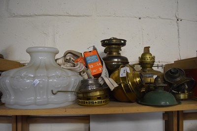 Lot 516 - Various oil lamp spares etc