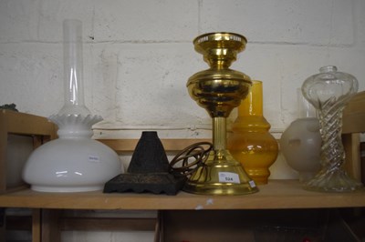 Lot 524 - Quantity of various oil lamp shades together...