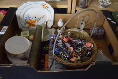 Lot 561 - Box containing various clearance sundries...