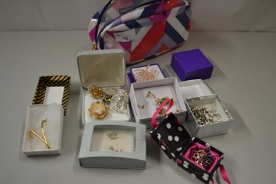 Lot 76 - Mixed Lot: Assorted costume jewellery