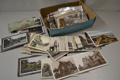 Lot 82 - Box of various early 20th Century postcards to...