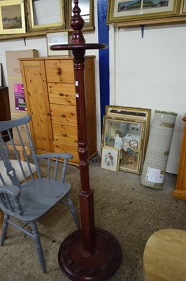 Lot 334 - 20TH CENTURY DARK WOOD SNOOKER CUE STAND