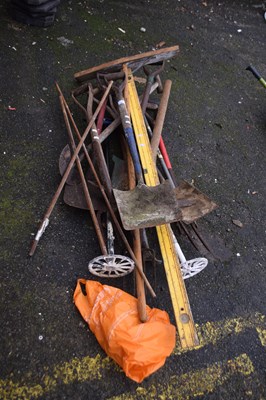 Lot 335 - Mixed Lot: Various assorted garden tools