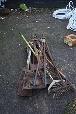 Lot 340 - Mixed Lot: Garden tools