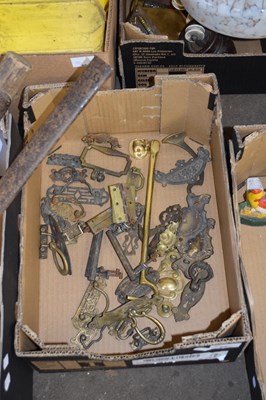 Lot 799 - BOX VARIOUS VINTAGE BRASS FURNITURE HANDLES,...