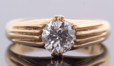 Lot 363 - An 18ct single stone diamond ring, the round...