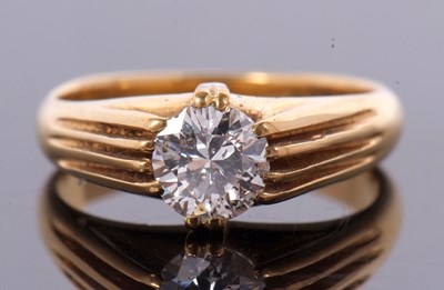 Lot 363 - An 18ct single stone diamond ring, the round...